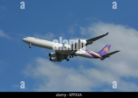 CHIANGMAI, THAILAND - ca. 2008: HS-TNF-Airbus A340-600 von Thaiairway. Landung Flughafen Chiangmai vom Bangkok Suvarnabhumi. Stockfoto