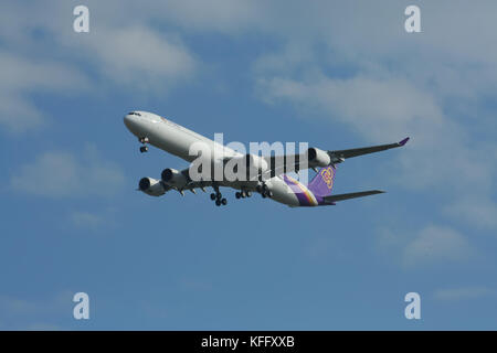 CHIANGMAI, THAILAND - ca. 2008: HS-TNF-Airbus A340-600 von Thaiairway. Landung Flughafen Chiangmai vom Bangkok Suvarnabhumi. Stockfoto