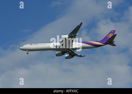 CHIANGMAI, THAILAND - ca. 2008: HS-TNF-Airbus A340-600 von Thaiairway. Landung Flughafen Chiangmai vom Bangkok Suvarnabhumi. Stockfoto