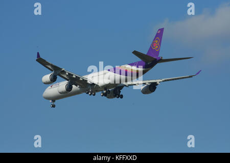 CHIANGMAI, THAILAND - ca. 2008: HS-TNF-Airbus A340-600 von Thaiairway. Landung Flughafen Chiangmai vom Bangkok Suvarnabhumi. Stockfoto