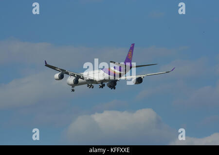 CHIANGMAI, THAILAND - ca. 2008: HS-TNF-Airbus A340-600 von Thaiairway. Landung Flughafen Chiangmai vom Bangkok Suvarnabhumi. Stockfoto