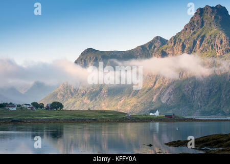 Malerische Aussicht mit idyllischen Haus und Berge im Sommer abends auf den Lofoten, Norwegen Stockfoto