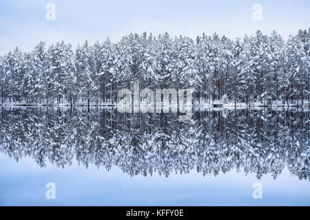 Malerische Landschaft mit See Reflexion und Schnee im Winter Abend Stockfoto