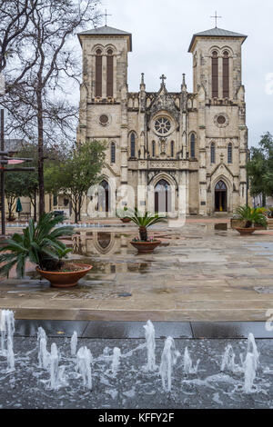 Vertikaler San Fernando Kathedrale, San Antonio, Texas mit kleinen Springbrunnen im Vordergrund. Stockfoto