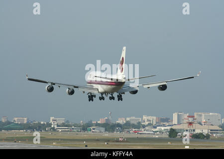 CHIANGMAI, THAILAND - ca. 2007: HS-TGH Boeing 747-400 von Thaiairway. Für den Flug Chiang Mai und Bangkok Suvarnabhumi Airport, Thailand. Stockfoto