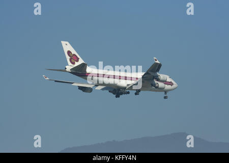 CHIANGMAI, THAILAND - ca. 2007: HS-TGH Boeing 747-400 von Thaiairway. Für den Flug Chiang Mai und Bangkok Suvarnabhumi Airport, Thailand. Stockfoto