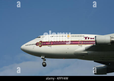 CHIANGMAI, THAILAND - ca. 2007: HS-TGH Boeing 747-400 von Thaiairway. Für den Flug Chiang Mai und Bangkok Suvarnabhumi Airport, Thailand. Stockfoto