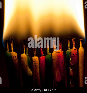 Ein Makro geschossen von Einige brennende Geburtstagskerze. Stockfoto