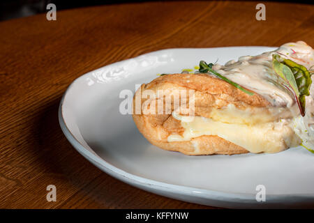 Nahaufnahme von einer Platte mit einer typischen Tortilla de patatas, spanisches Omelette, auf einem Tisch Stockfoto