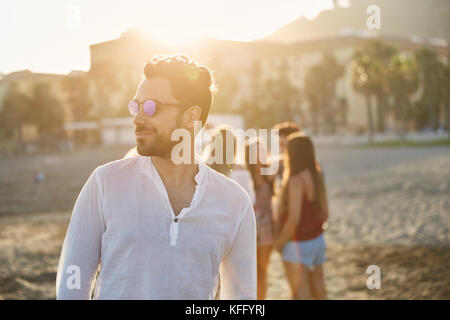Profil Portrait von stattlicher Mann in Sonnenbrille weg schauen grinsend Stockfoto