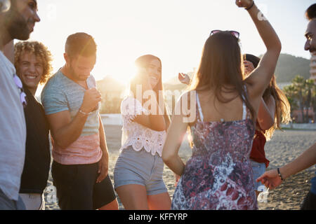 Porträt der jungen Gruppe von Freunden feiern am Strand. Stockfoto