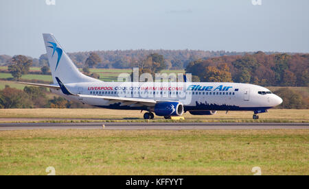 Blue Air Boeing 737 YR-BMH rollt am London-Luton Airport LTN Stockfoto