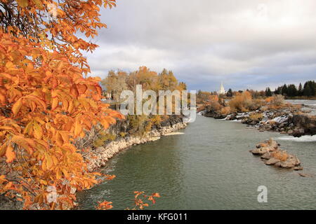 Herbst Farben entlang der Ufer des Snake River vom Broadway Bridge im Zentrum von Idaho Falls, Bonneville Grafschaft, Idaho, USA Stockfoto