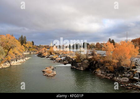 Herbst Farben entlang der Ufer des Snake River, wie vom Broadway Bridge im Zentrum von Idaho Falls, Bonneville Grafschaft, Idaho, USA Stockfoto