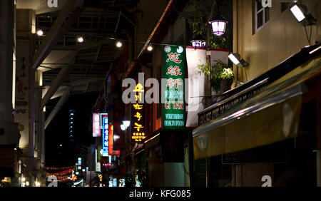 Nacht in der Chinatown Food Street in Singapur. Stockfoto
