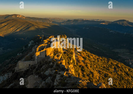 Die Katharer Mittelalter, Berg Schloss von Chateau peyrepurtuse bei Sonnenuntergang. Ein Blick über die Landschaft auf der Suche nach Chateau queribus in der ganz rechten Horizont. Stockfoto