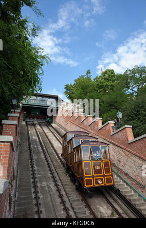 Ungarn, Budapest, Budapest Castle Hill Standseilbahn (Budavari Siklo) mit Vintage Wagen, Wahrzeichen und Touristenattraktion, historische transporta Stockfoto