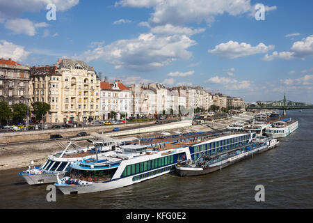 Budapest in Ungarn, die Skyline der Stadt mit der Tour und Kreuzfahrtschiffen auf der Donau Stockfoto