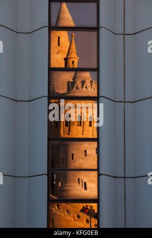 Fisherman's Bastion Turm bei Sonnenuntergang als abstrakte Reflexion im Hilton Hotel Windows, Burgviertel, Budapest, Ungarn Stockfoto