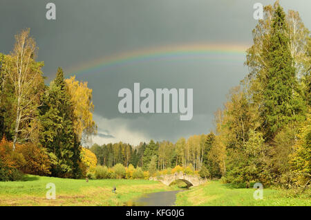 Einen schönen Regenbogen erschien in den Himmel nach dem Regen. Stockfoto