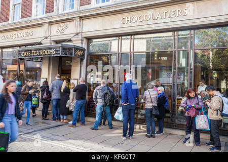 Die Menschen in der Warteschlange außerhalb Bettys Teestuben in York, North Yorkshire, England, Großbritannien Stockfoto