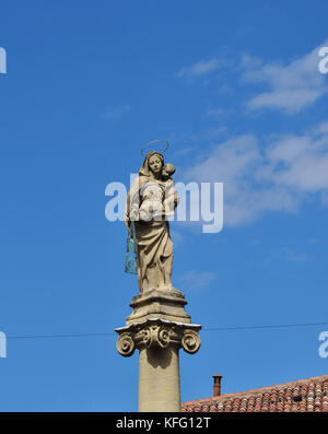 Statue der Jungfrau Maria, die Kirche von San Martino, via Guglielmo oberdan (Ecke mit Via Marsala), Bologna, Italien Stockfoto