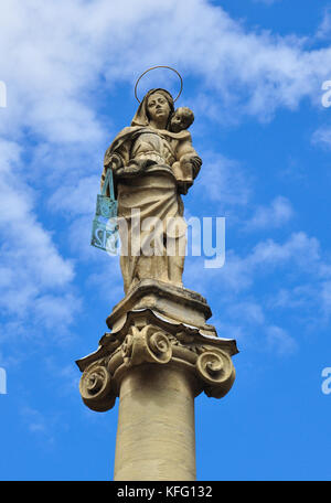 Statue der Jungfrau Maria, die Kirche von San Martino, via Guglielmo oberdan (Ecke mit Via Marsala), Bologna, Italien Stockfoto