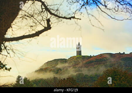 Der Scrabo Tower befindet sich westlich von Newtownards im County Down, Nordirland. Der Turm mit Türmchen ist ein bekanntes Wahrzeichen und steht 540 Fuß (160 m) über dem Meeresspiegel und ist 125 Fuß (38 m) hoch. Das Wahrzeichen, das von weitem Norden nach unten sichtbar ist, wurde 1857 oberhalb von Newtownards als Denkmal für Charles Stewart, 3. Marquess of Londonderry, errichtet, der während der Napoleonischen Kriege einer der Generäle des Duke of Wellington war. Der 3. Marquess, oder „Fighting Charlie“, wie er auch genannt wurde, erbte den Titel und den Familiensitz von Mount Stewart, nachdem sein Bruder, der 2. Marquess, Selbstmord beging. Stockfoto