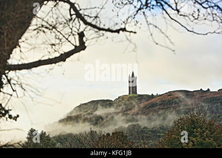 Scrabo Tower ist im Westen von newtownards, County Down, Nordirland befindet. Das türmchen Turm ist ein Wahrzeichen und steht 540 Fuß (160 m) über dem Meeresspiegel und ist 125 Fuß (38 m) hoch. Das Wahrzeichen, die von den meisten Teilen von Nord- nach unten sichtbar ist, wurde oben Newtownards 1857 als Denkmal für Charles Stewart, 3 Marquis von londonderry war unter des Herzogs von Wellington Generäle während der Napoleonischen Kriege errichtet. Die 3 Marquis, oder 'Bekämpfung Charlie' wie er war auch bekannt, übernahm den Titel und Familie Sitz des Mount Stewart nach seinem Bruder, der 2 Marquis, Selbstmord begangen. Stockfoto