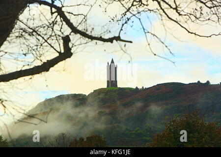 Der Scrabo Tower befindet sich westlich von Newtownards im County Down, Nordirland. Der Turm mit Türmchen ist ein bekanntes Wahrzeichen und steht 540 Fuß (160 m) über dem Meeresspiegel und ist 125 Fuß (38 m) hoch. Das Wahrzeichen, das von weitem Norden nach unten sichtbar ist, wurde 1857 oberhalb von Newtownards als Denkmal für Charles Stewart, 3. Marquess of Londonderry, errichtet, der während der Napoleonischen Kriege einer der Generäle des Duke of Wellington war. Der 3. Marquess, oder „Fighting Charlie“, wie er auch genannt wurde, erbte den Titel und den Familiensitz von Mount Stewart, nachdem sein Bruder, der 2. Marquess, Selbstmord beging. Stockfoto