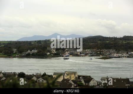 Strangford, vom Windy Hill in Portaferry aus gesehen, wird von den Bergen der Mourne oder den Mourne Mountains im County Down in Nordirland eingerahmt. Strangford (von der altnordischen Strangr-fjǫrðr, was „starker Fjord“ bedeutet) ist ein kleines Dorf an der Mündung des Strangford Lough im County Down, Nordirland. Nach der Volkszählung von 2001 hat sie 475 Einwohner. Auf der anderen Seite des lough liegt Portaferry. Transport NI, eine Exekutivagentur des Ministeriums für Infrastruktur, betreibt den Fährdienst Portaferry - Strangford Ferry über den Strangford Lough zwischen den Dörfern Strangford und Portaferry. Stockfoto