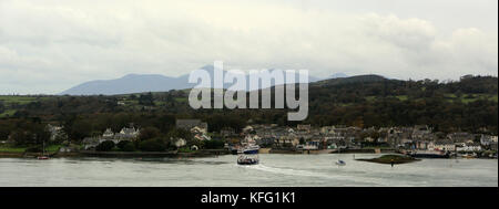 Strangford, vom Windy Hill in Portaferry aus gesehen, wird von den Bergen der Mourne oder den Mourne Mountains im County Down in Nordirland eingerahmt. Strangford (von der altnordischen Strangr-fjǫrðr, was „starker Fjord“ bedeutet) ist ein kleines Dorf an der Mündung des Strangford Lough im County Down, Nordirland. Nach der Volkszählung von 2001 hat sie 475 Einwohner. Auf der anderen Seite des lough liegt Portaferry. Transport NI, eine Exekutivagentur des Ministeriums für Infrastruktur, betreibt den Fährdienst Portaferry - Strangford Ferry über den Strangford Lough zwischen den Dörfern Strangford und Portaferry. Stockfoto