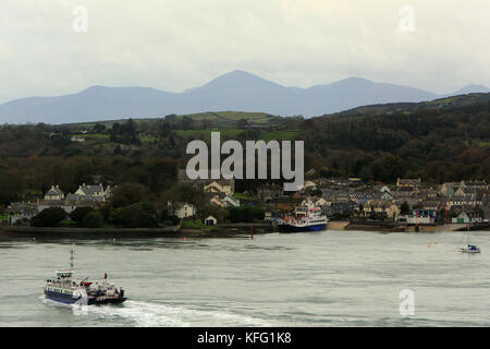 Strangford aus Windy Hill gesehen in portaferry und die Berge von Mourne oder Mourne Mountains, County Down, Nordirland umrahmt wird. strangford (von Altnordisch fjǫrðr strangr -, hat von einer starken Sinne Fjord") ist ein kleines Dorf an der Mündung des Strangford Lough, County Down, Nordirland. Es hat eine Bevölkerung von 475 Nach der Volkszählung im Jahr 2001. Auf der anderen Seite des Lough ist portaferry. Verkehr ni, eine Exekutivagentur des Ministeriums für Infrastruktur, betreibt die portaferry - strangford Fährverbindung über Strangford Lough zwischen den Dörfern strangford und portaferry. Stockfoto