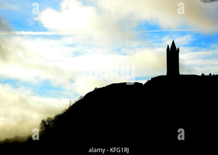 Scrabo Tower ist im Westen von newtownards, County Down, Nordirland befindet. Das türmchen Turm ist ein Wahrzeichen und steht 540 Fuß (160 m) über dem Meeresspiegel und ist 125 Fuß (38 m) hoch. Das Wahrzeichen, die von den meisten Teilen von Nord- nach unten sichtbar ist, wurde oben Newtownards 1857 als Denkmal für Charles Stewart, 3 Marquis von londonderry war unter des Herzogs von Wellington Generäle während der Napoleonischen Kriege errichtet. Die 3 Marquis, oder 'Bekämpfung Charlie' wie er war auch bekannt, übernahm den Titel und Familie Sitz des Mount Stewart nach seinem Bruder, der 2 Marquis, Selbstmord begangen. Stockfoto