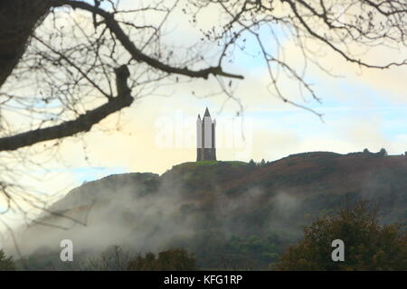 Der Scrabo Tower befindet sich westlich von Newtownards im County Down, Nordirland. Der Turm mit Türmchen ist ein bekanntes Wahrzeichen und steht 540 Fuß (160 m) über dem Meeresspiegel und ist 125 Fuß (38 m) hoch. Das Wahrzeichen, das von weitem Norden nach unten sichtbar ist, wurde 1857 oberhalb von Newtownards als Denkmal für Charles Stewart, 3. Marquess of Londonderry, errichtet, der während der Napoleonischen Kriege einer der Generäle des Duke of Wellington war. Der 3. Marquess, oder „Fighting Charlie“, wie er auch genannt wurde, erbte den Titel und den Familiensitz von Mount Stewart, nachdem sein Bruder, der 2. Marquess, Selbstmord beging. Stockfoto