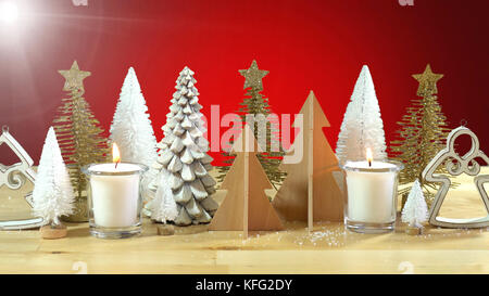 Weihnachten Mittelstück oder Mantel Dekoration der Zeilen von Miniatur Weihnachtsbäume mit brennenden Kerzen auf rotem Hintergrund, mit Licht Aufflackern. Stockfoto