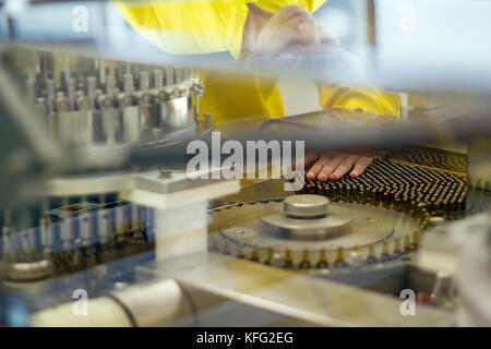 Prüft Durchstechflaschen und Ampullen für Partikel in Flüssigkeiten und Behälter Defekte. Pharmazeutische automatische Inspektion der Maschine. Stockfoto