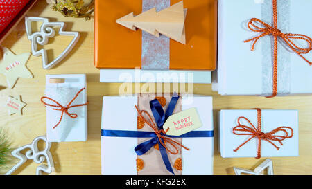 Verpackung Weihnachtsgeschenke Overhead mit fertigen Geschenke festgelegt. Stockfoto