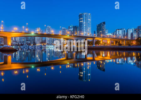 Cambie Street Bridge und Yaletown Condo Towers, False Creek, Vancouver, British Columbia, Kanada. Stockfoto