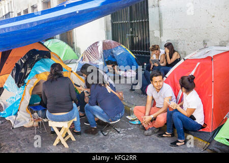 Gruppe von jungen Lehrkräften in der Nähe ihrer schlafen Zelte auf Seitenstraße entspannen Sie nach Vertreibung aus Oaxaca Zocalo seit Jahren von verschiedenen Protestgruppen belegt Stockfoto