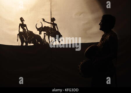 Silhouette von Shadow Puppenspieler w/Schattenfiguren, Sovannaphum Theater, boeung Trabek, Phnom Penh, Kambodscha. Credit: Kraig Lieb Stockfoto