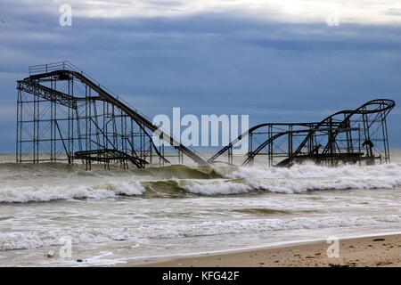 Dezember 5, 2012 - Seaside Heights, NJ, USA: Superstorm Sandy links der Jetstar Achterbahn in den Atlantischen Ozean. Stockfoto