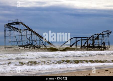 Dezember 5, 2012 - Seaside Heights, NJ, USA: Superstorm Sandy links der Jetstar Achterbahn in den Atlantischen Ozean. Stockfoto