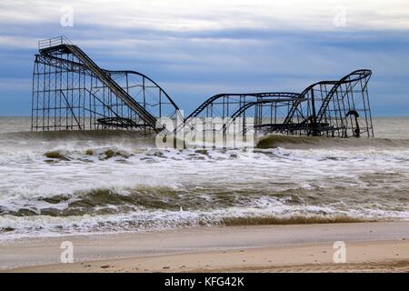 Dezember 5, 2012 - Seaside Heights, NJ, USA: Superstorm Sandy links der Jetstar Achterbahn in den Atlantischen Ozean. Stockfoto