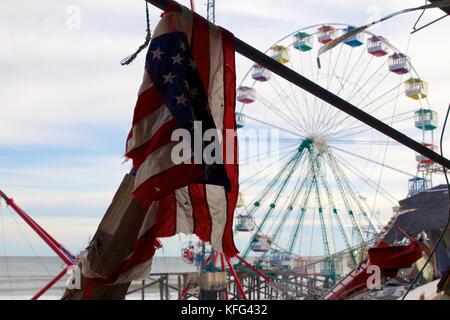 Dezember 5, 2012 - Seaside Heights, NJ, USA: ein Monat nach Superstorm Sandy, in Seaside Heights, New Jersey bleibt tattered und zerschlagen wie dieses Flag. Stockfoto