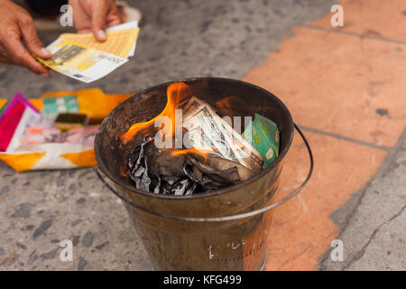 Brennende Geld (Ghost/Votive Geld, Joss Papier) in Vietnam. Stockfoto