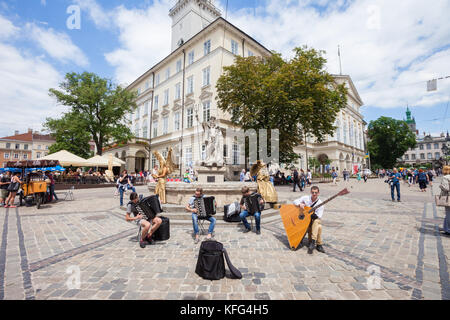 Lemberg, Ukraine - 3. Juni: Straße Musiker Bach auf Akkordeons und eine balalaika Kontrabass in Rynok Square, Lemberg, Ukraine am 3. Juni 2017. Stockfoto