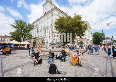 Lemberg, Ukraine - 3. Juni: Straße Musiker Bach auf Akkordeons und eine balalaika Kontrabass in Rynok Square, Lemberg, Ukraine am 3. Juni 2017. Stockfoto