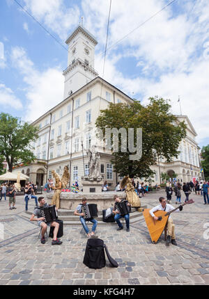 Lemberg, Ukraine - 3. Juni: Straße Musiker Bach auf Akkordeons und eine balalaika Kontrabass in Rynok Square, Lemberg, Ukraine am 3. Juni 2017. Stockfoto