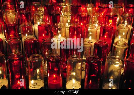 Brennende Kerze in klaren und roten Farbe kleines Glas Stockfoto